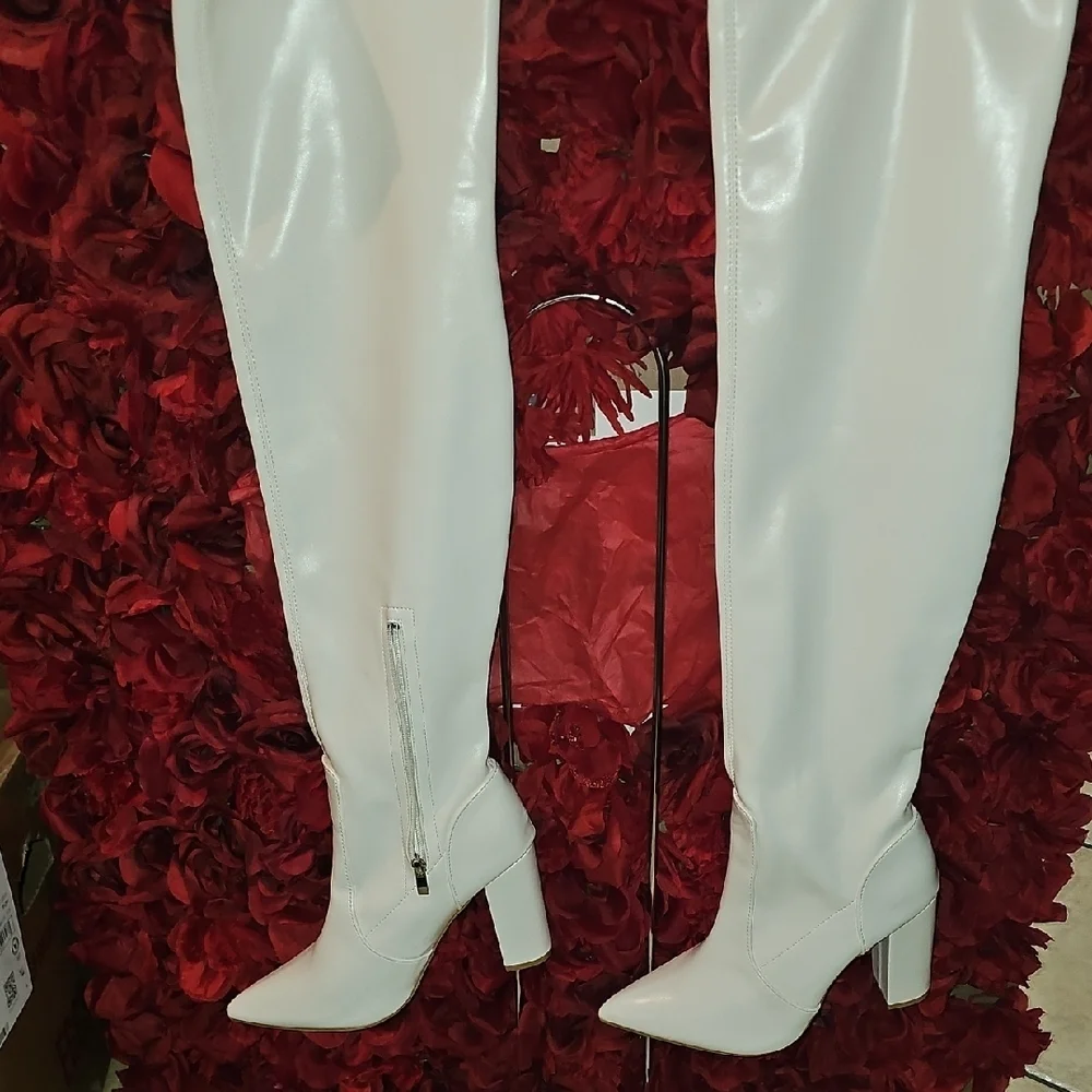 Women's NWOT Chic Over the Knee Off White Faux Leather Boots Size 41 (9)